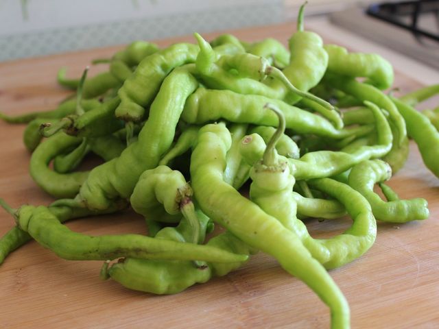 Peperoni friggitelli su un tagliere