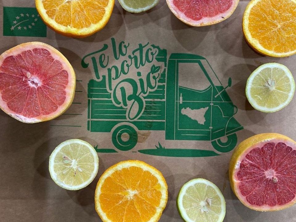 agrumi vari tagliati a metà